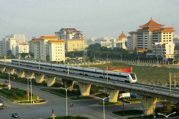 2011年1月7日，广珠城际轨道和谐号列车穿境而过.jpg