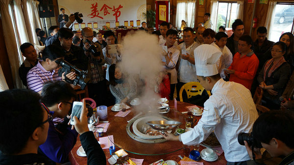 2014年11月8日，举行的高新·江海美食节，吸引不少游客.JPG