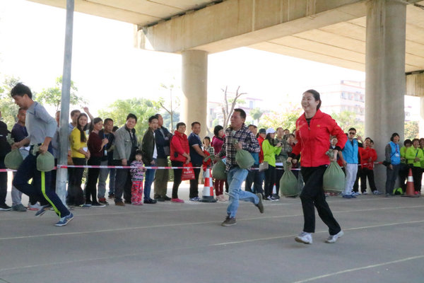 2016年12月18日，在江海区礼乐街道举行的2016年“中国体育彩票杯”江门市第十二届农民运动会，来自江门五邑四市三区的29个村、镇、社区代表队近300名运动员参加比赛.JPG