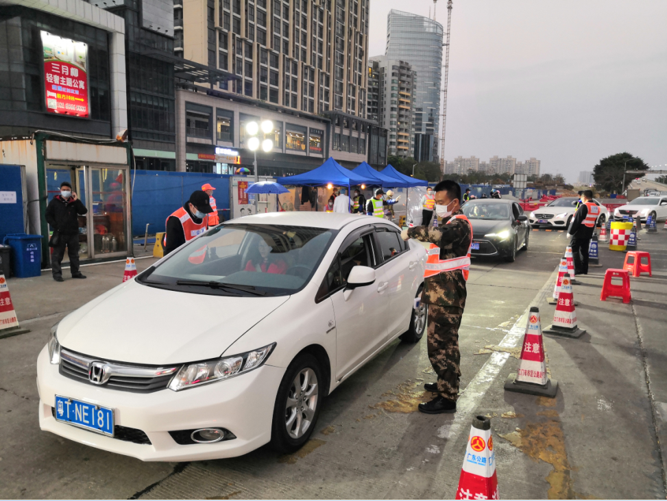 战疫一线党旗飘李应兵退伍不褪色抗疫不停步