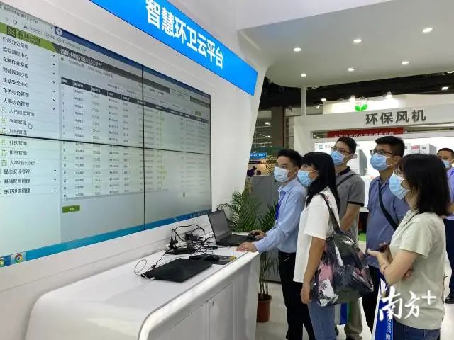 江门垃圾分类培训学院“广州班”学员参观环博会环境卫生专题展。