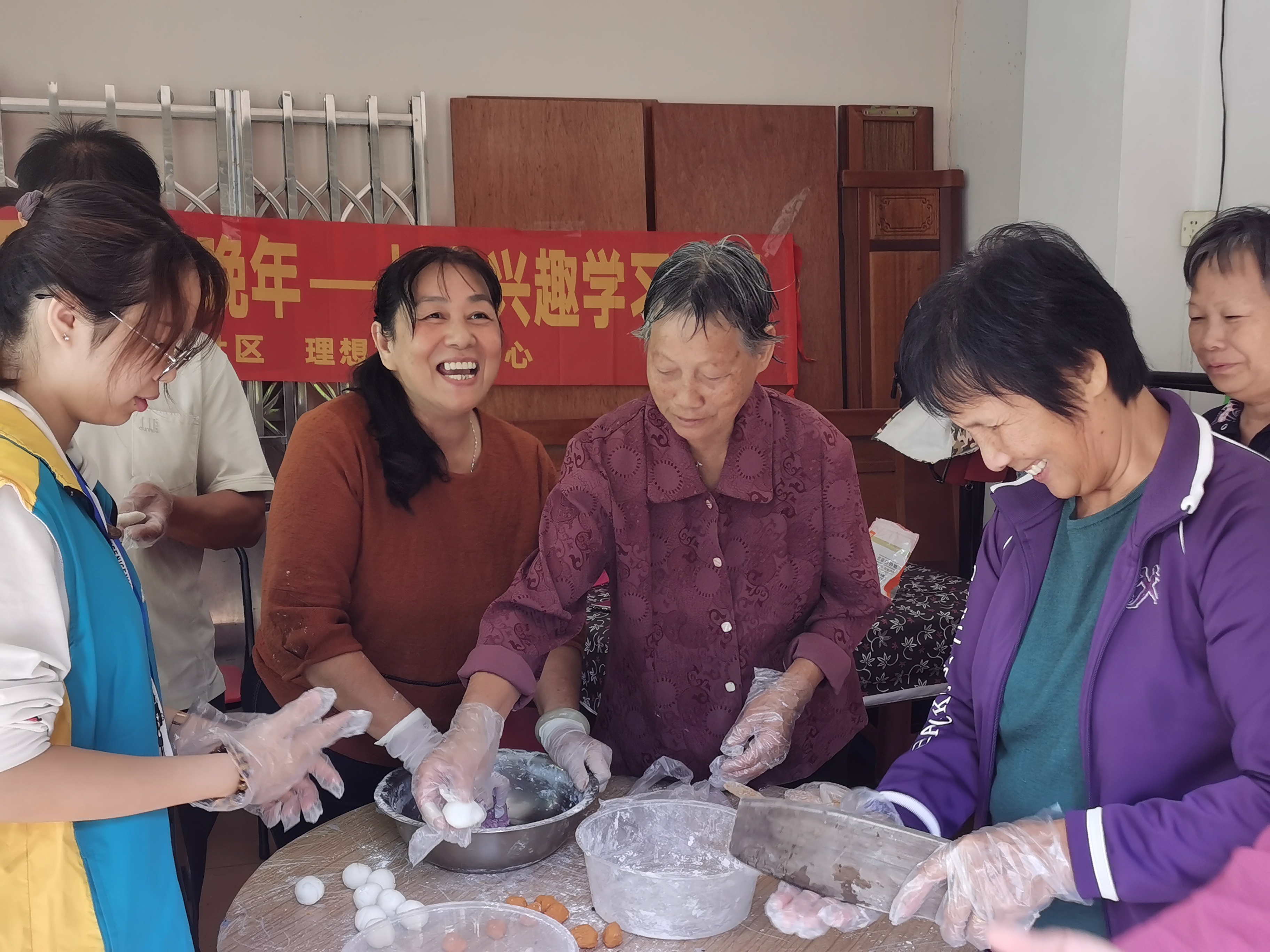 居民在活动室制作汤圆.jpg