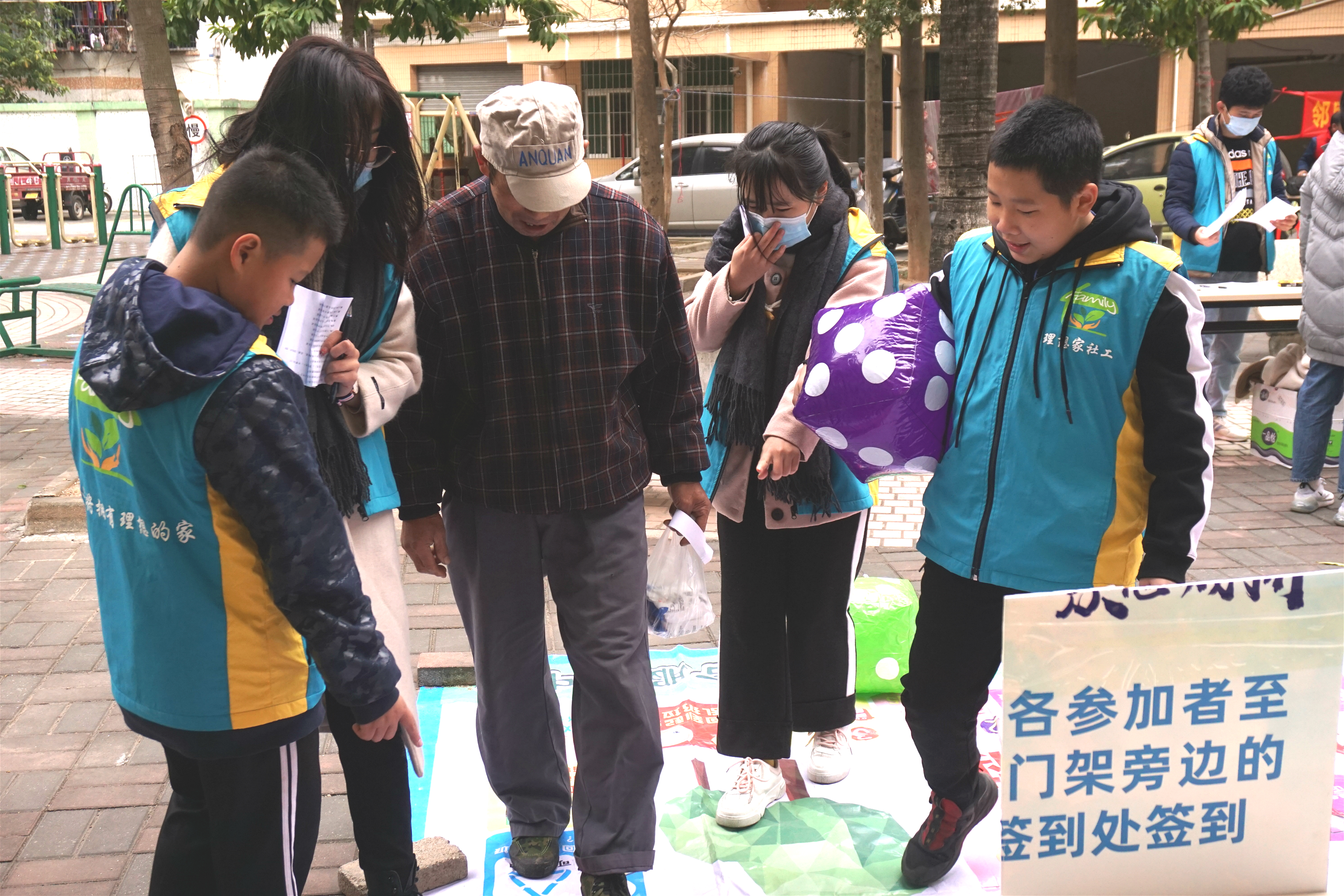 居民志愿者引导街坊参与社区活动.jpg