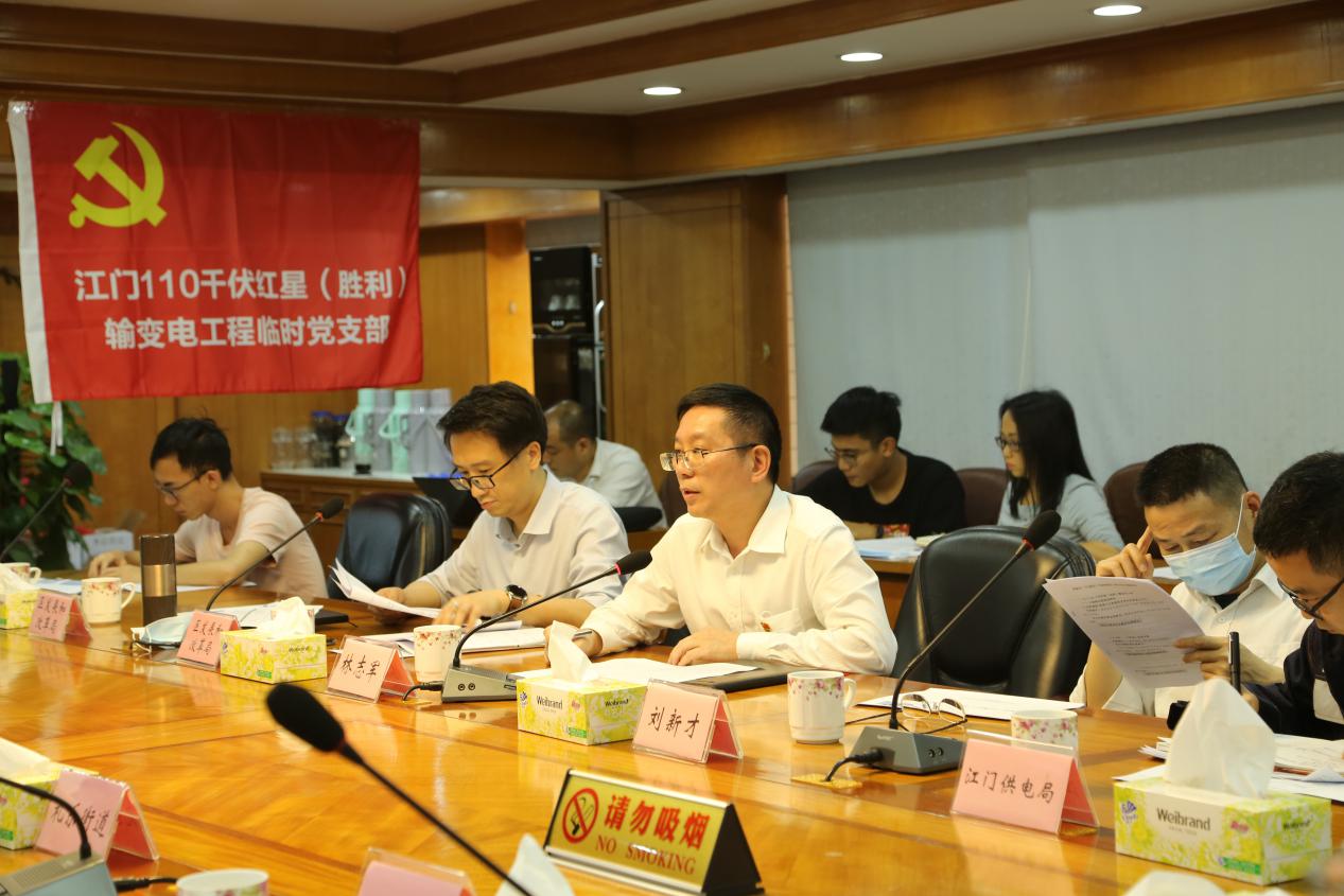 党旗插在工地上  红色服务在身边2.jpg