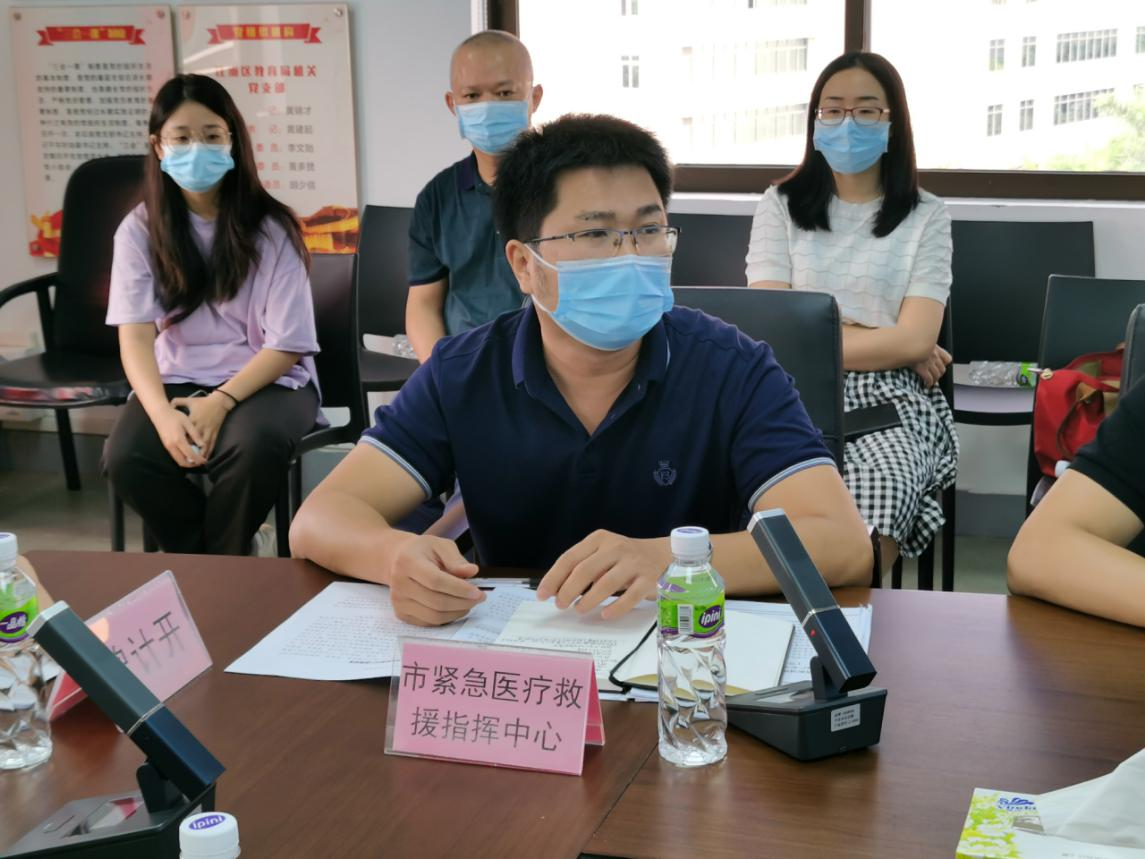 市紧急医疗救援指挥中心调度科负责人李俊现场指导.png