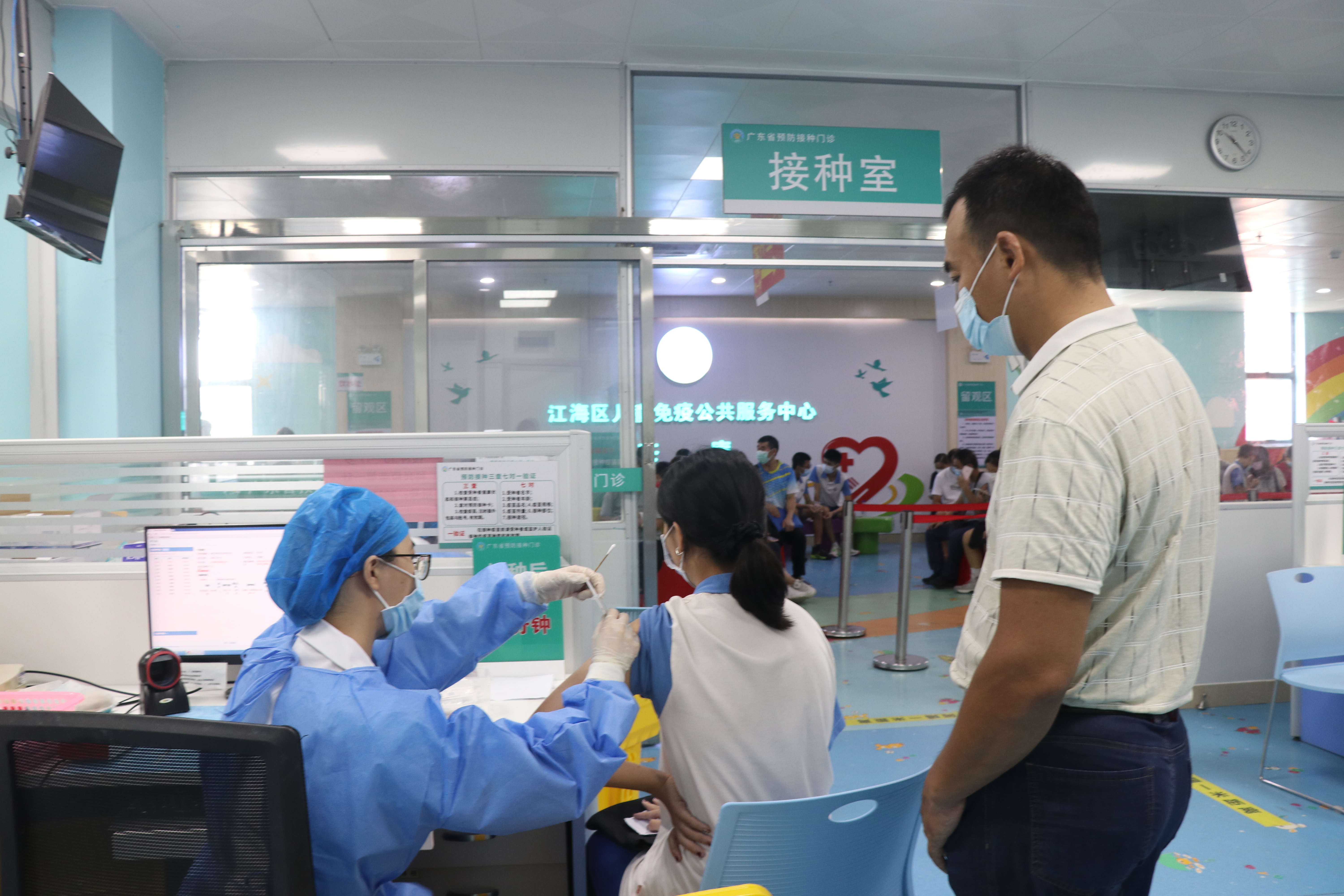 未成年学生在家长陪同下接种新冠疫苗.jpg