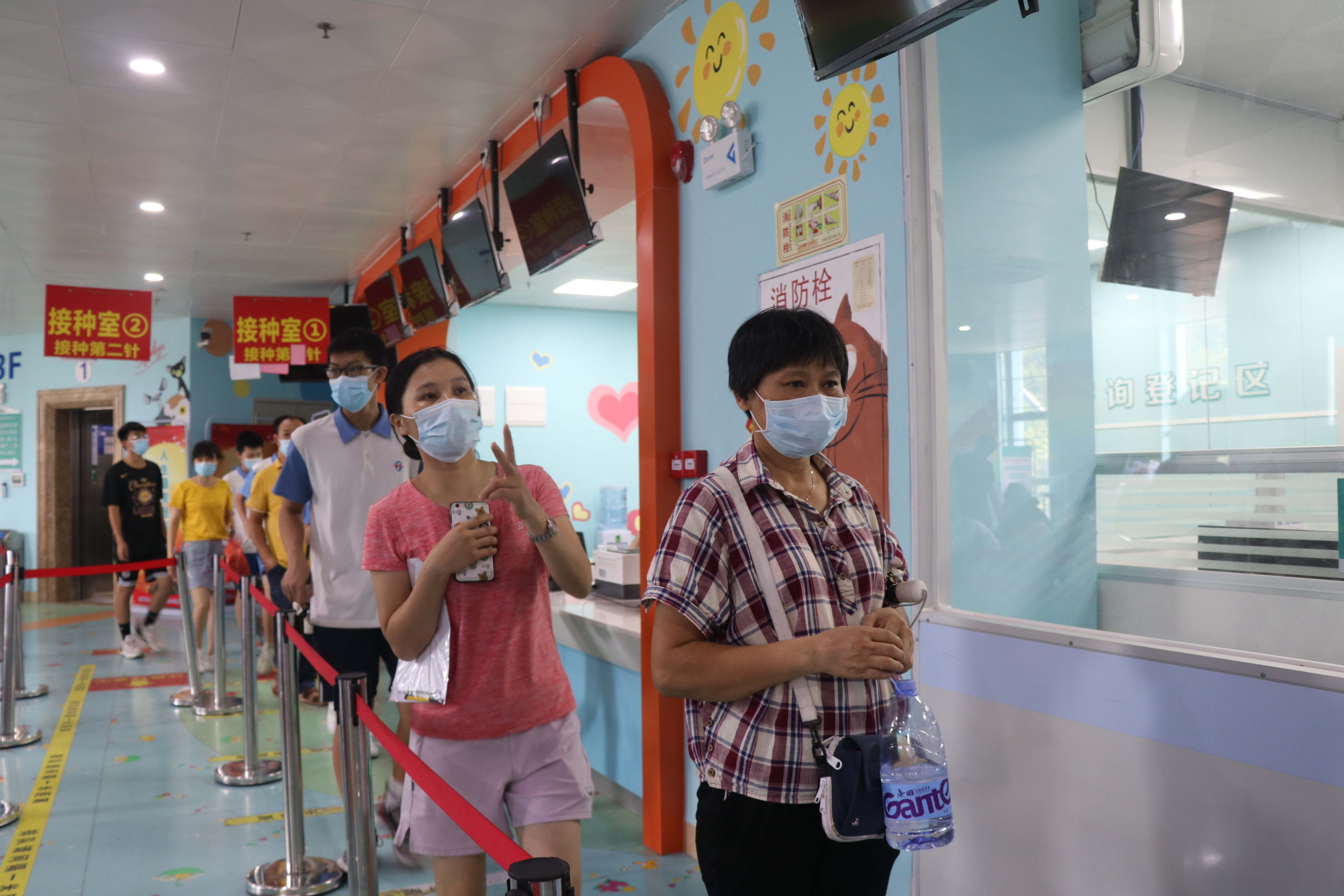 15-17岁未成年人接种教育专场有序排队.jpg