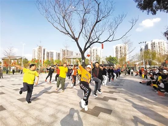 市民在下沙公园欢乐舞蹈。郭永乐摄.jpg