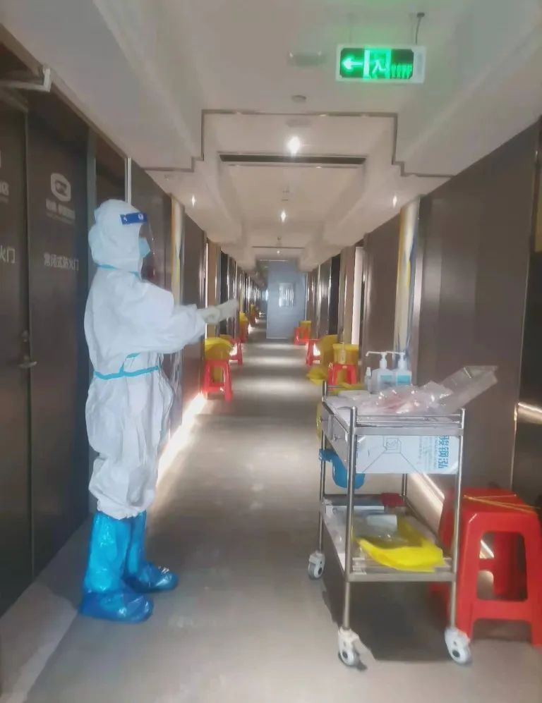 5.江海区隔离酒店护士每天重复着各种手消各项工作.jpg
