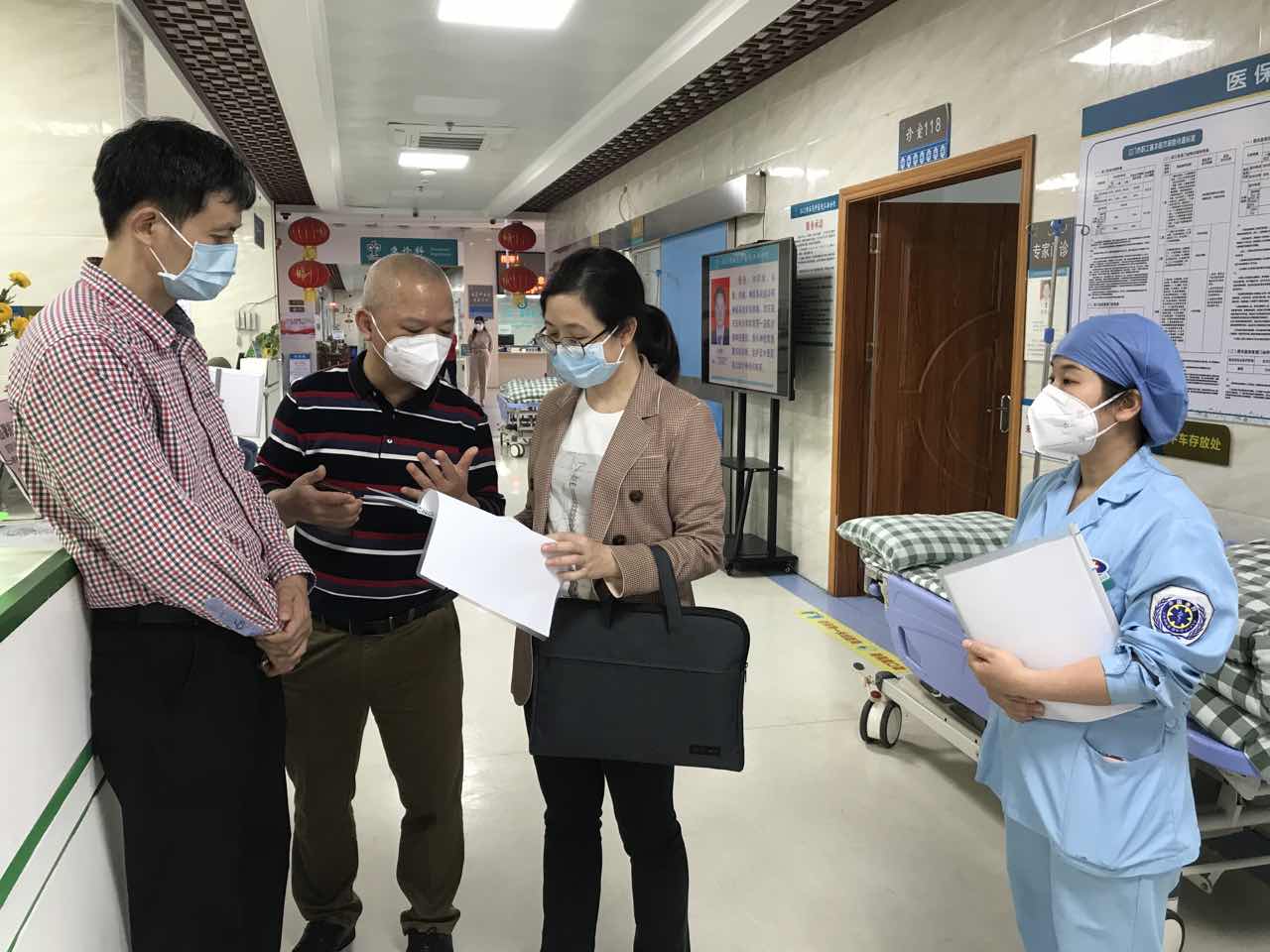 1.江海区卫生健康局局长杨家慧督导疫情防控.jpg