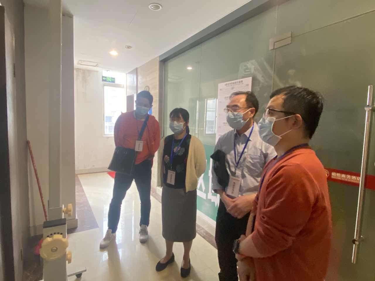 2.钟国珍副局长督导隔离场所.jpg