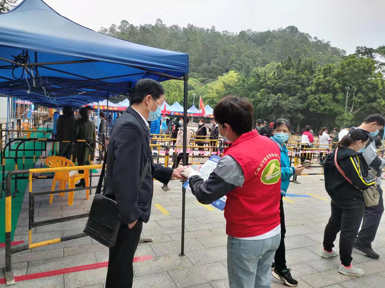 图3 江海区江南街道计生协在核酸采样为群众指导.jpg