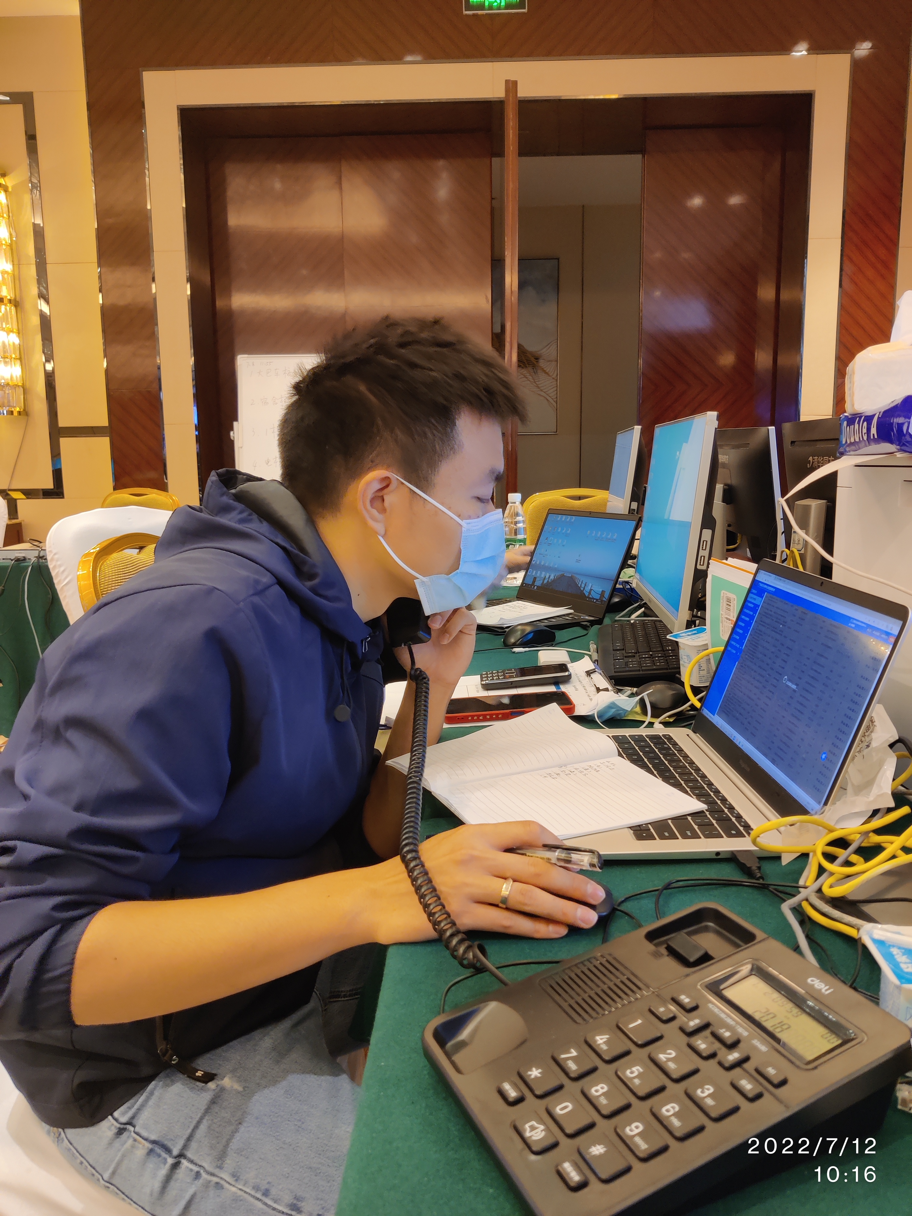 江海疾控 林健明正在跟密接进行电话流调.jpg