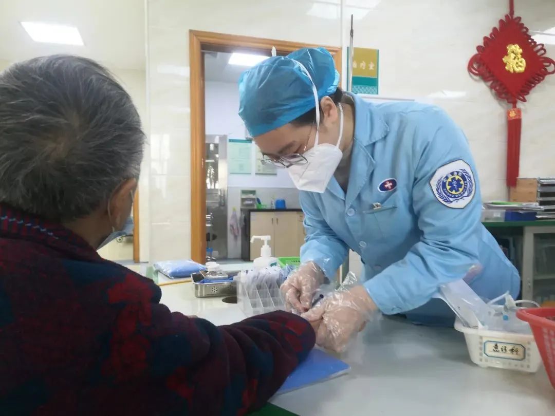 10急诊科护士陈馨文正在为八十多岁的阿姨进行治疗。.jpg