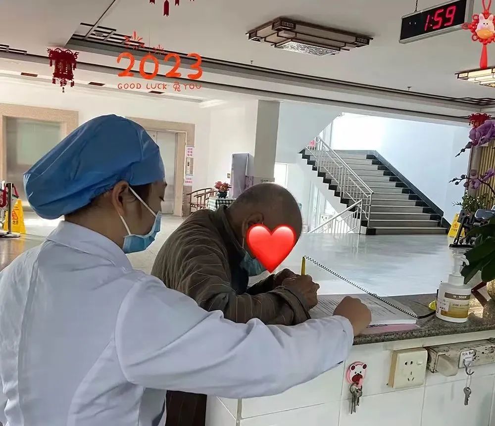 11老年病科护士陈颖茵为入院患者做入院健康宣教。.jpg