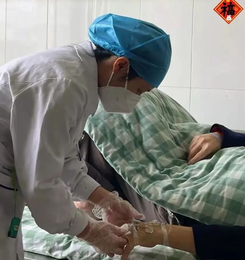 15内科护士唐翠连为住院病人检查针口。.jpg