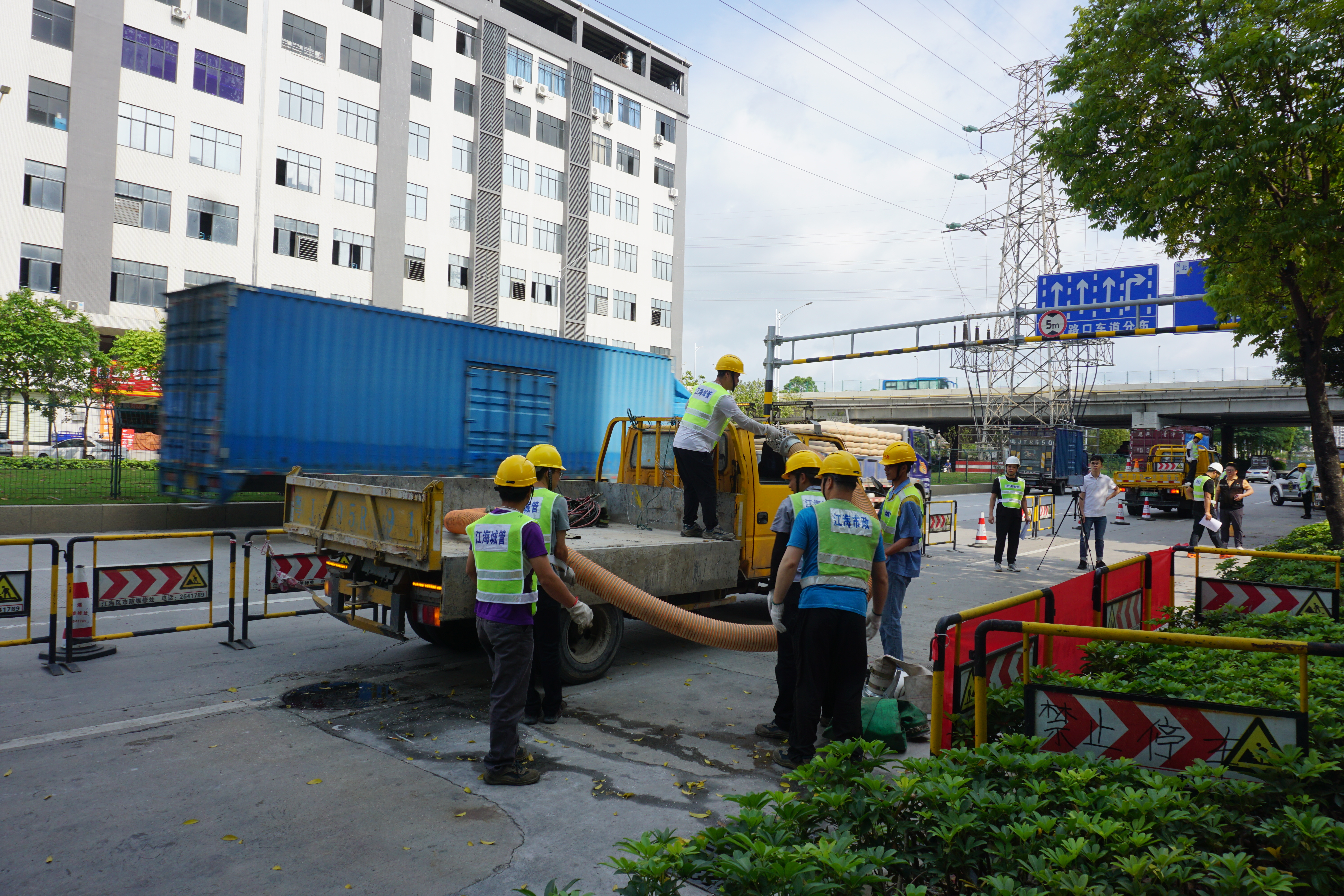 用泵车进行路面积水强排.JPG