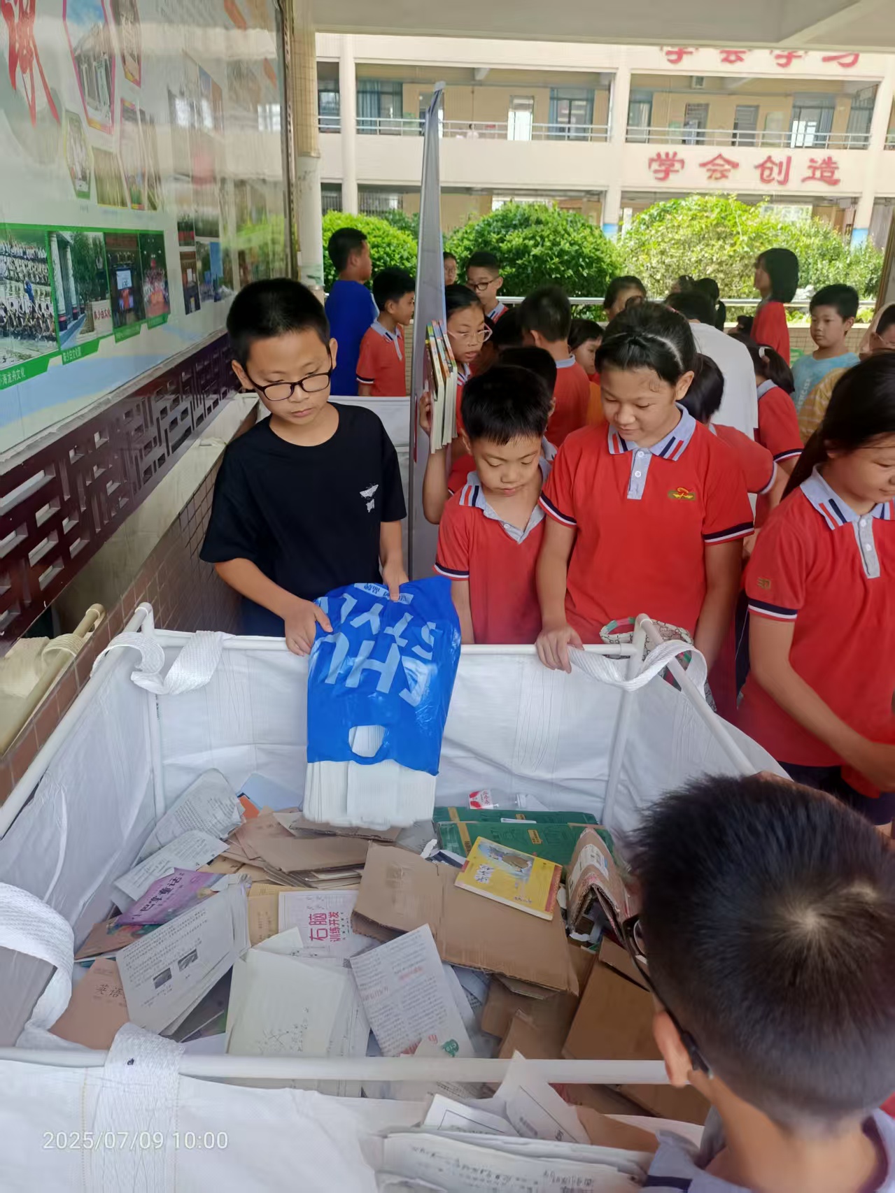 P2  外海中心小学回收现场.jpg