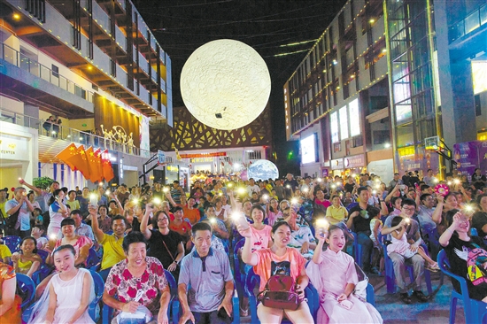 江海区中秋灯会吸引众多市民前来观灯赏月。